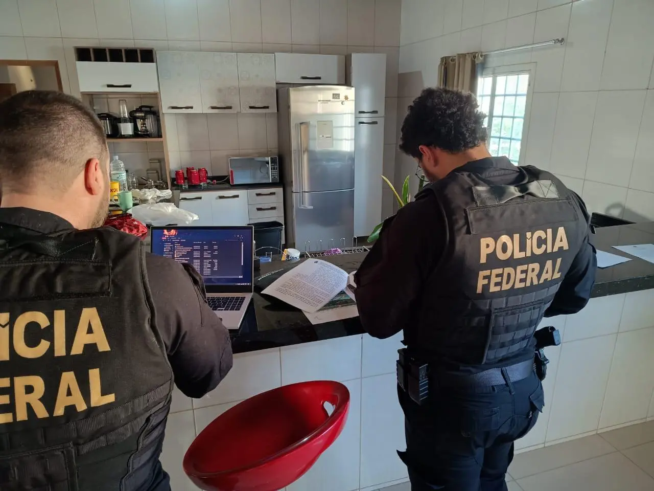 Imagem da notícia: PF investiga no Cariri suspeito de intimidar e estimular a automutilação de mulheres na internet