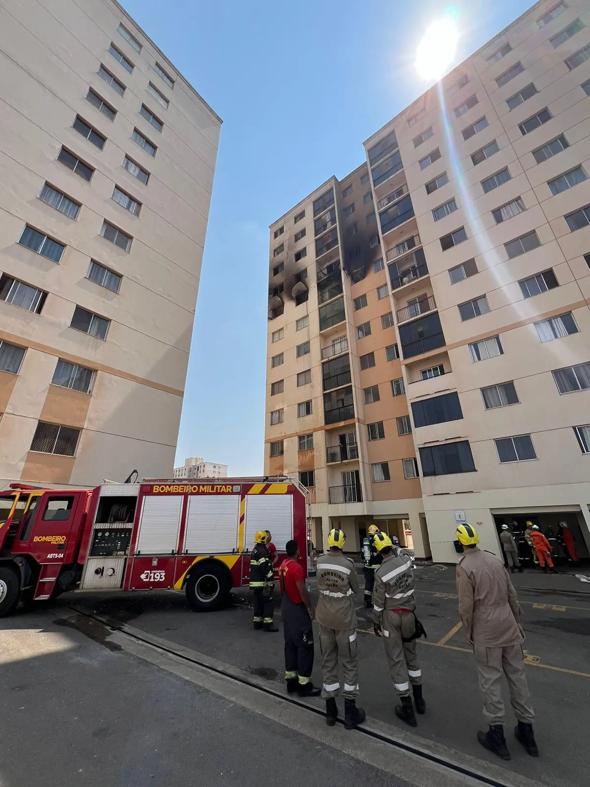 Imagem da notícia: Incêndio em prédio deixa casal, bebê e cachorro mortos em Valparaíso de Goiás