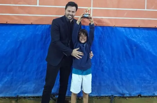 Imagem da notícia: Neto de Silvio Santos vence torneio e homenageia avô com troféu em missa de 7º dia