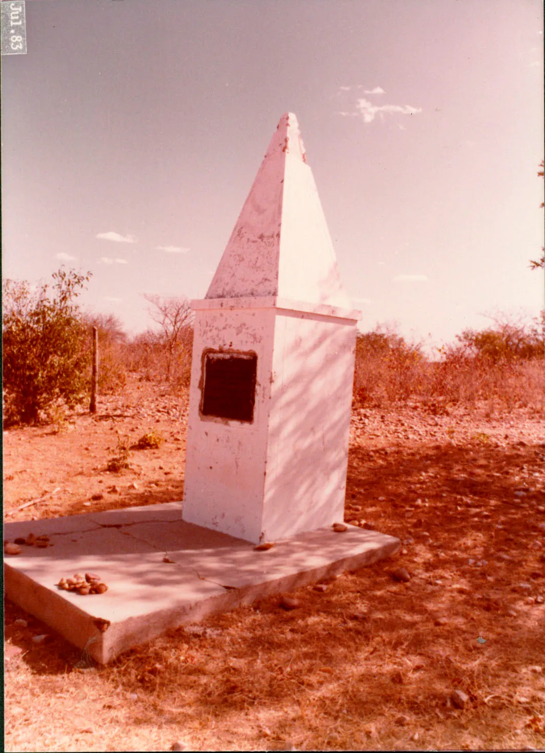 Monumento fotografado em 1983, antes da construção do Castanhão