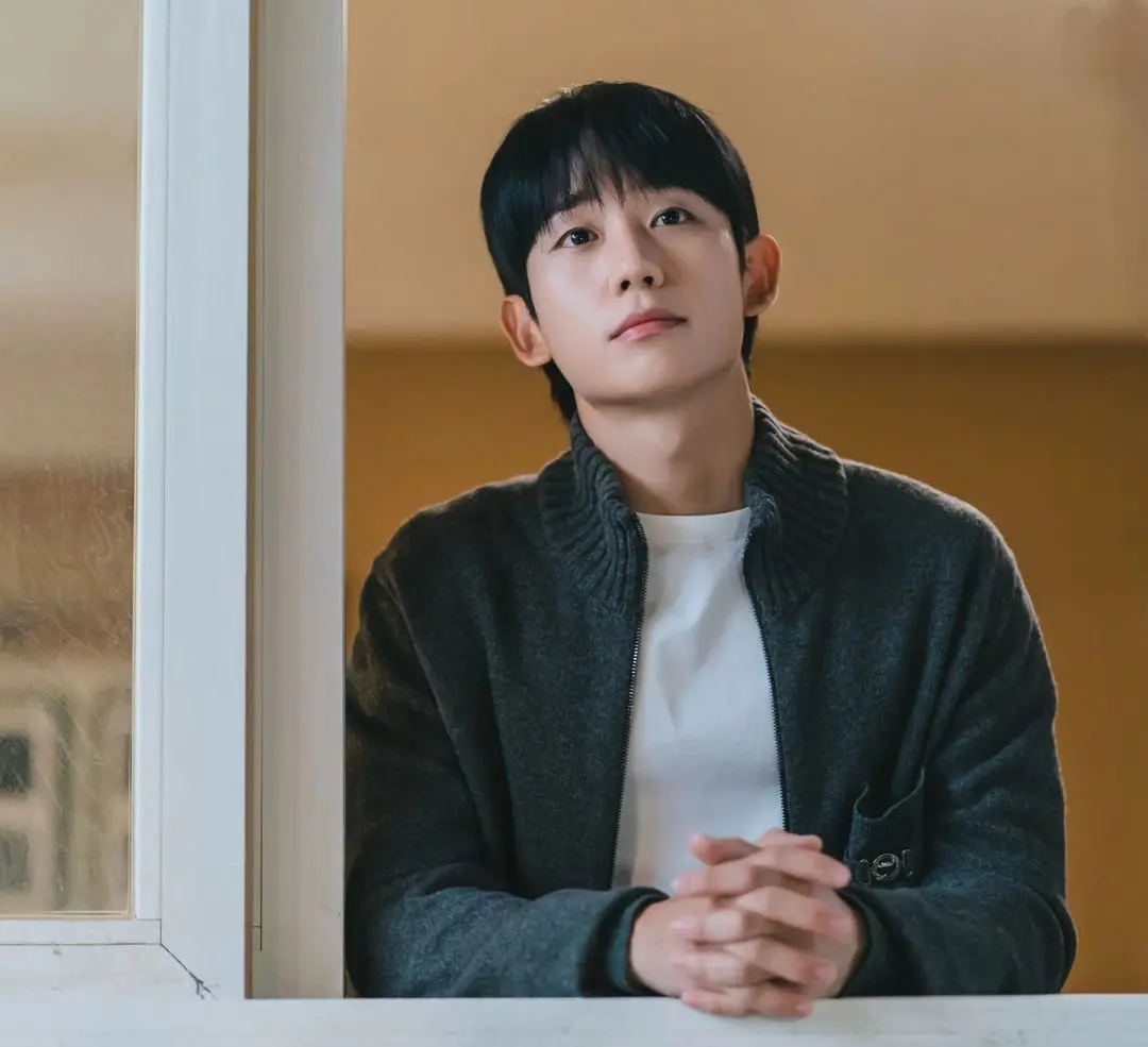 Imagem da notícia: Jung Hae-in, ator da série 'O Amor Mora ao Lado', fará encontro com os fãs no Brasil