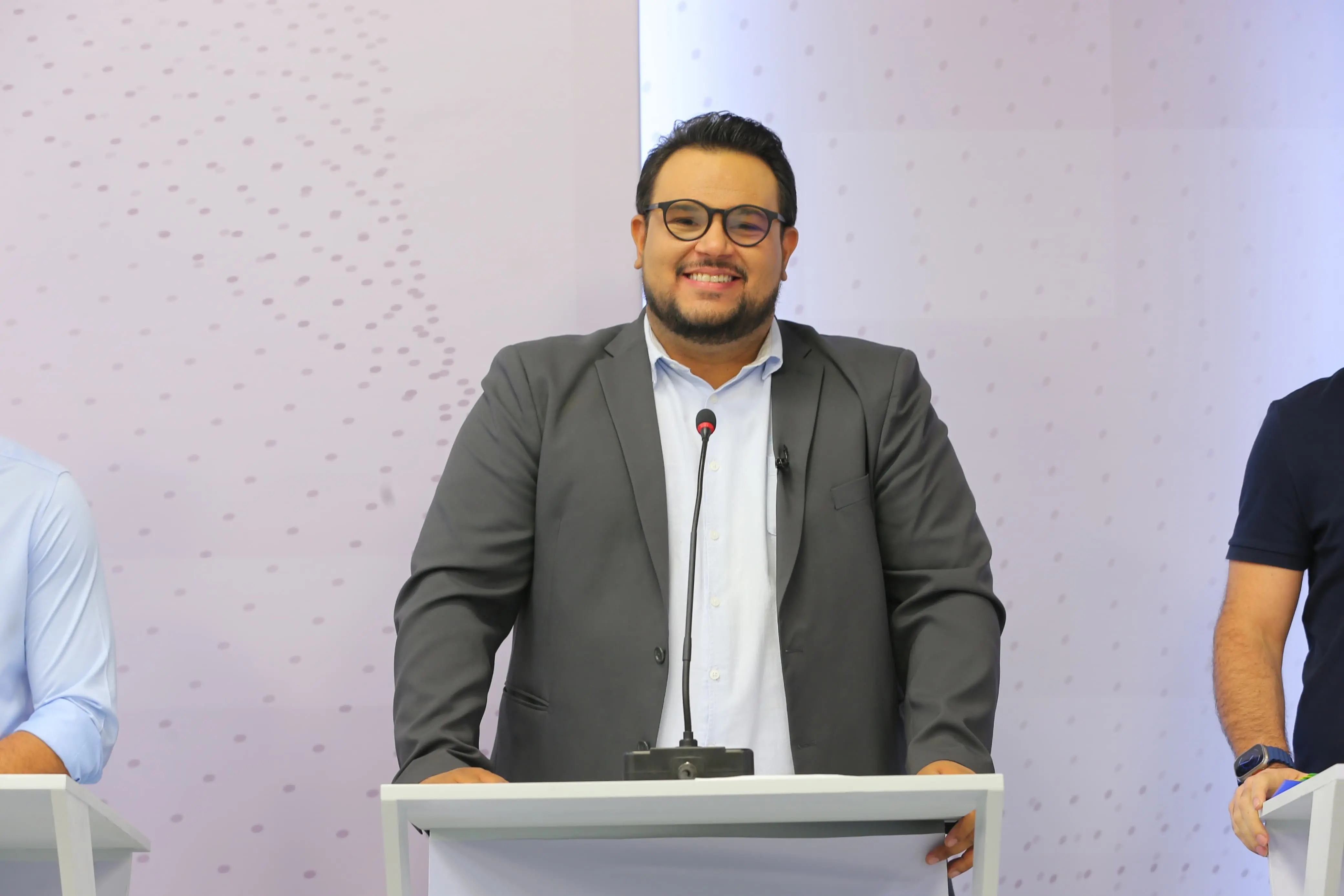 Imagem da notícia: Técio Nunes relata vivência na periferia e infraestrutura social deficitária no Debate PontoPoder