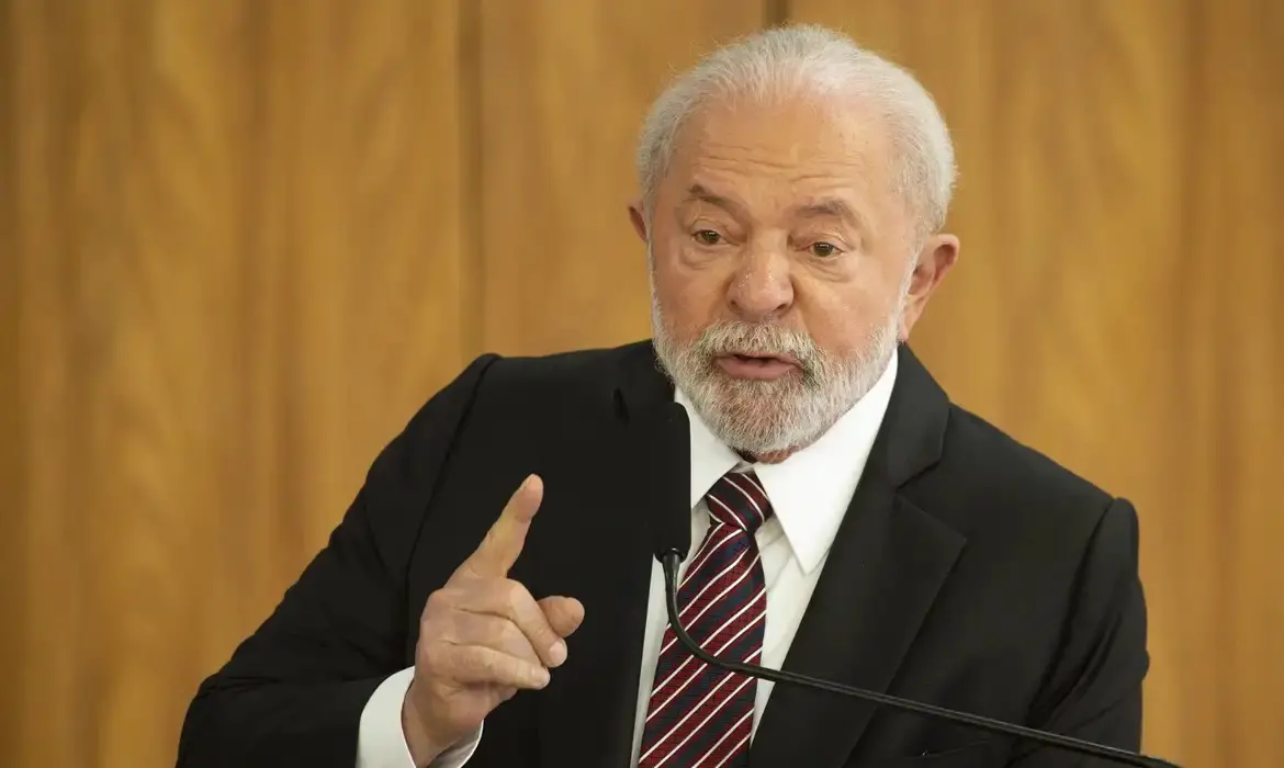 Imagem da notícia: Lula diz que Elon Musk precisa aceitar regras do Brasil: 'Pensa que é o quê?'