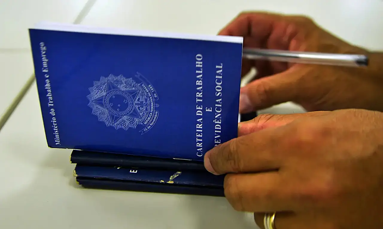 Imagem da notícia: Taxa de desemprego recua a 6,8%, menor taxa da história para o mês