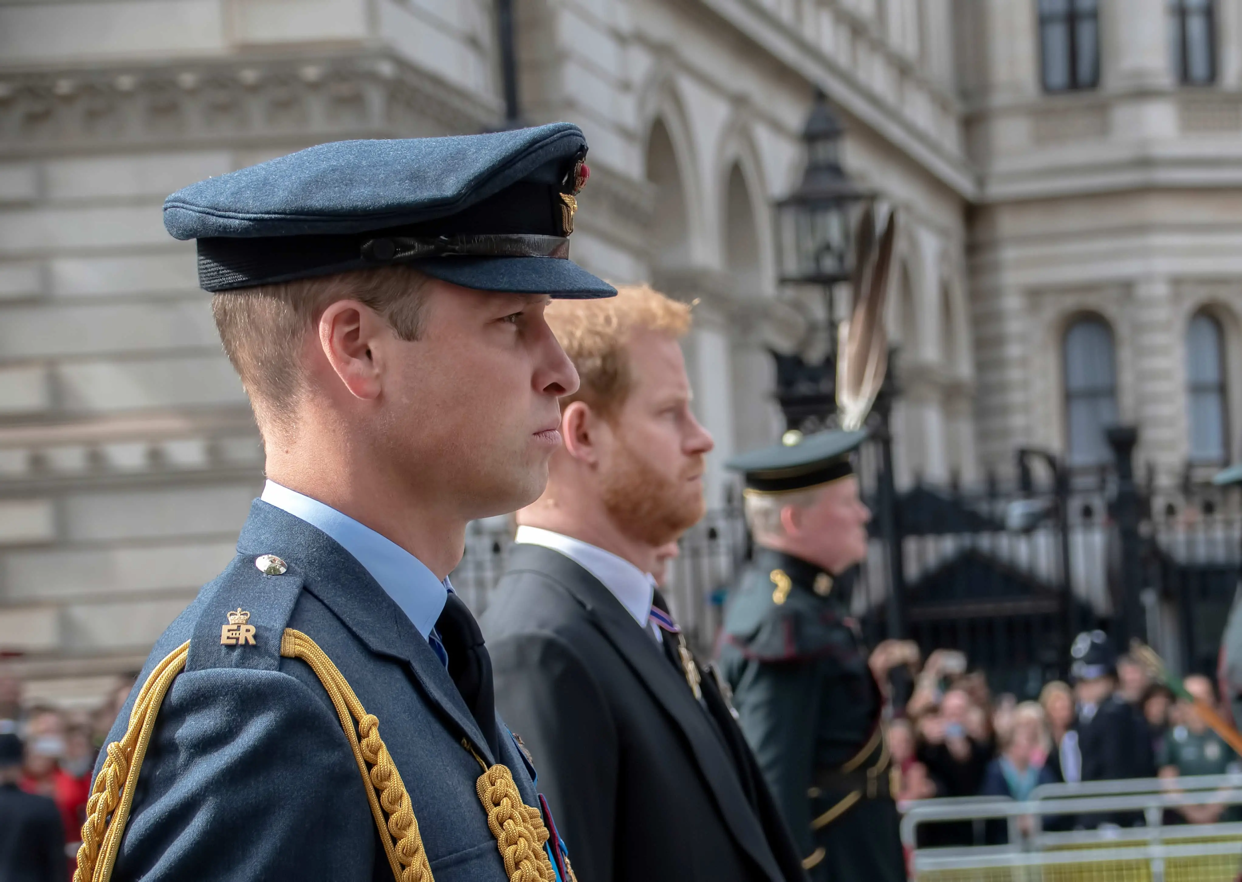 Imagem da notícia: Príncipes William e Harry se veem em funeral do tio, mas não conversam 