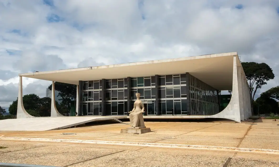 Imagem da notícia: Ministros do STF querem levar decisão de Moraes sobre suspensão do X a plenário, diz jornal