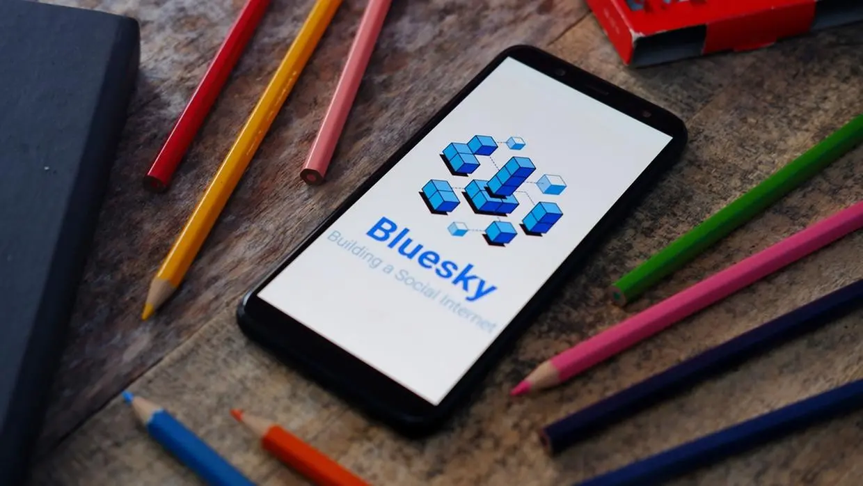 Imagem da notícia: Após bloqueio do X, Bluesky ganha 1 milhão de usuários em 3 dias e português é a língua mais falada
