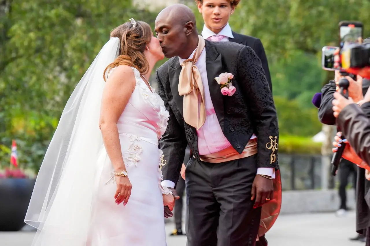 Imagem da notícia: Princesa da Noruega celebra casamento com xamã americano em cerimônia privada após polêmicas