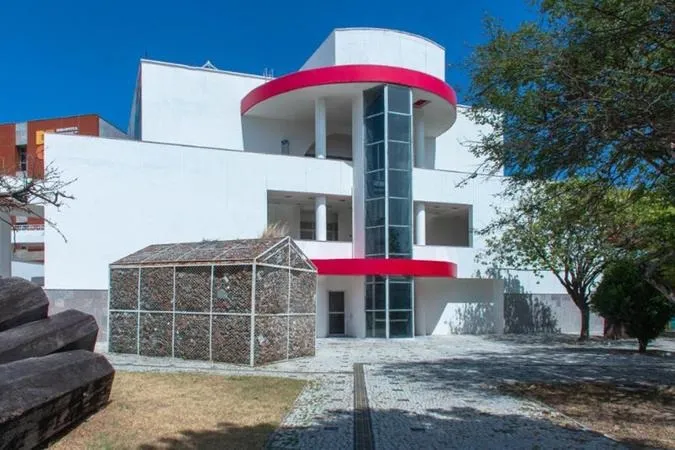 O Museu de Arte Contemporânea do Ceará (MAC-CE) do Centro Dragão do Mar de Arte e Cultura apresenta as obras de Deborah Anzinger, Denilson Baniwa, Gabriel Gentil Tukano, Katherine Dunham, Leilah Weinraub, MAHKU (Movimento dos Artistas Huni-Kuin), Maya Deren, Melchor María Mercado, Nadir Bouhmouch e Soumeya Ait Ahmed, Nontsikelelo Mutiti, Nikau Hindin, Rosa Gauditano, Simone Leigh e Madeleine Hunt-Ehrlich.