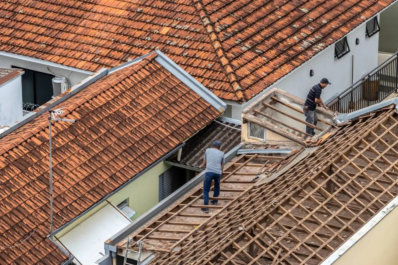 Dois homens sobre um telhado
