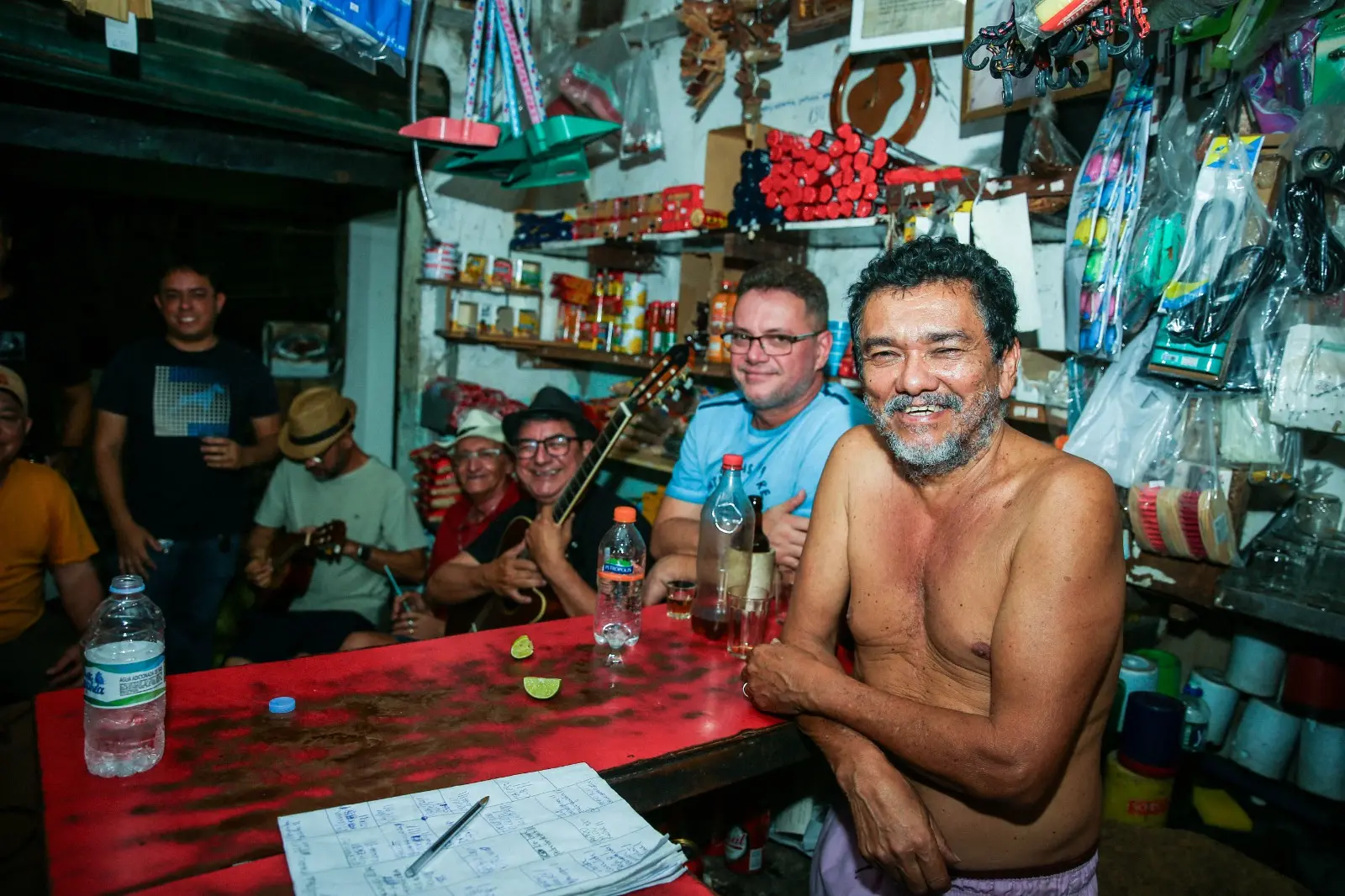 Imagem da notícia: Há 40 anos em Fortaleza, Bar do Frazão vira hit no TikTok ao reunir bodega, roda de samba e boemia