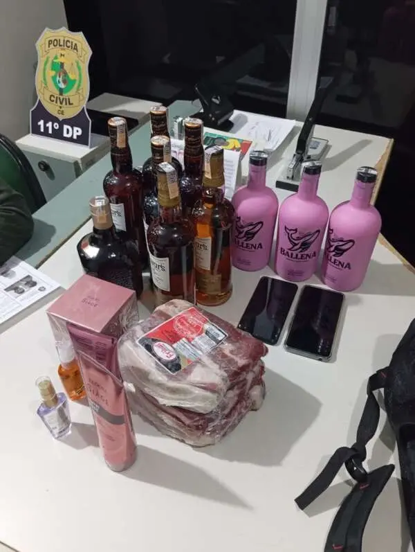 Imagem da notícia: Suspeitos de roubar cerveja, picanha e perfumes em comércio são presos no Montese, em Fortaleza