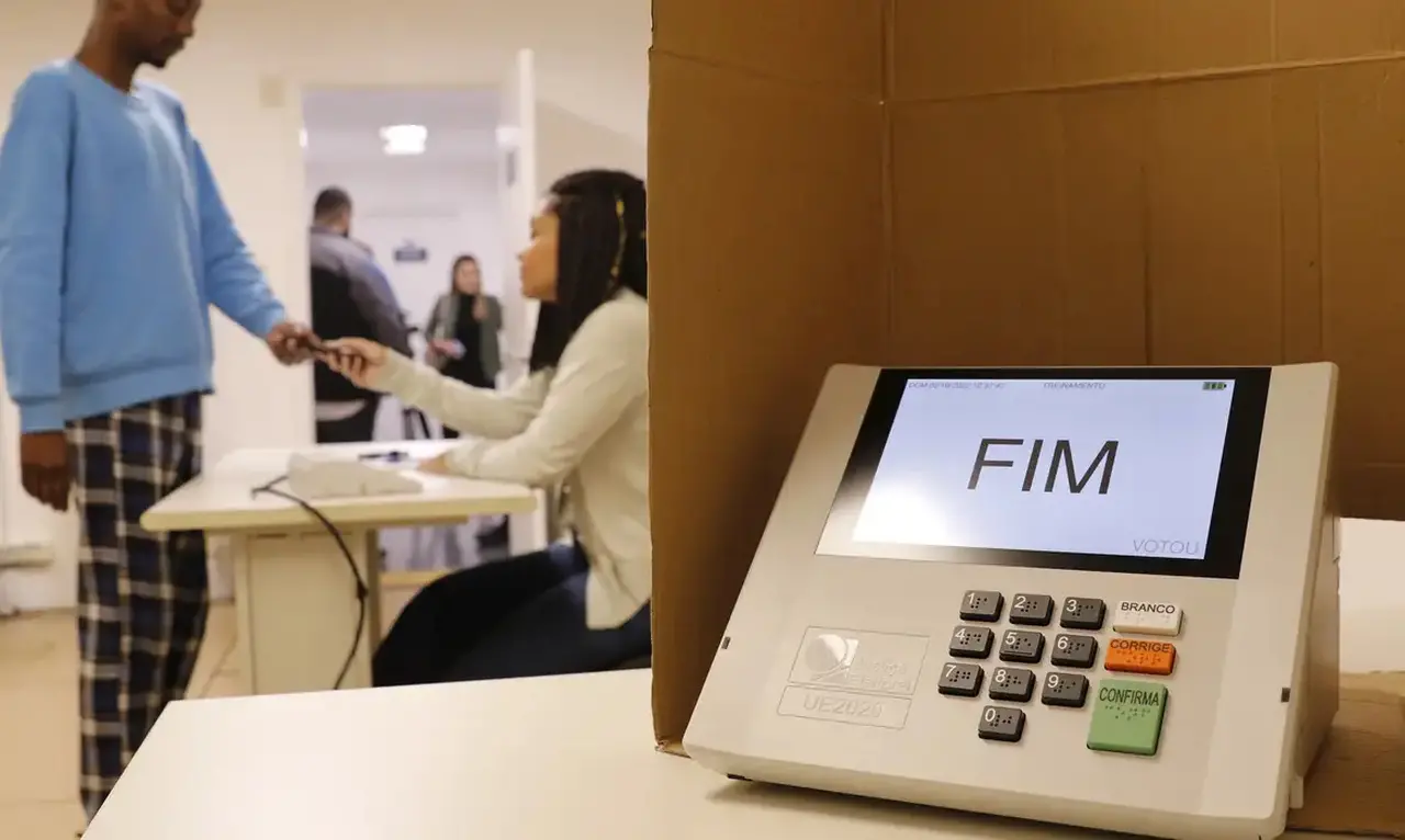 Imagem da notícia: Eleições 2024: número de candidatos cai 19% no Ceará e atinge menor patamar em 16 anos