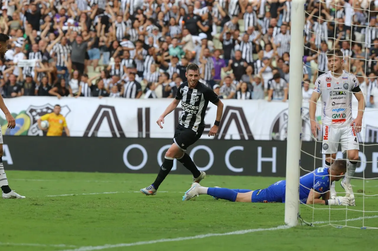 Imagem da notícia Vitória do Ceará tem aproximação do G-4 e demonstração de força da torcida alvinegra