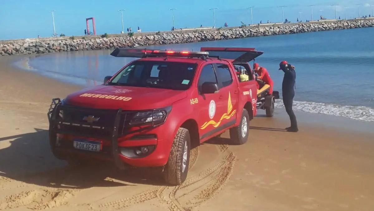 Imagem da notícia: MP denuncia instrutor de caiaque que teria obrigado jovens a nadar sem coletes em Fortaleza