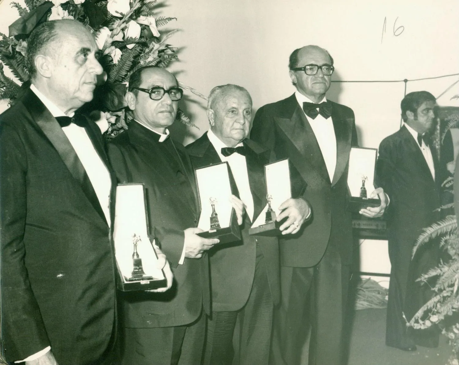 José Dias Macêdo (terceiro da esquerda para direita) na premiação do Sereia de Ouro em 1976