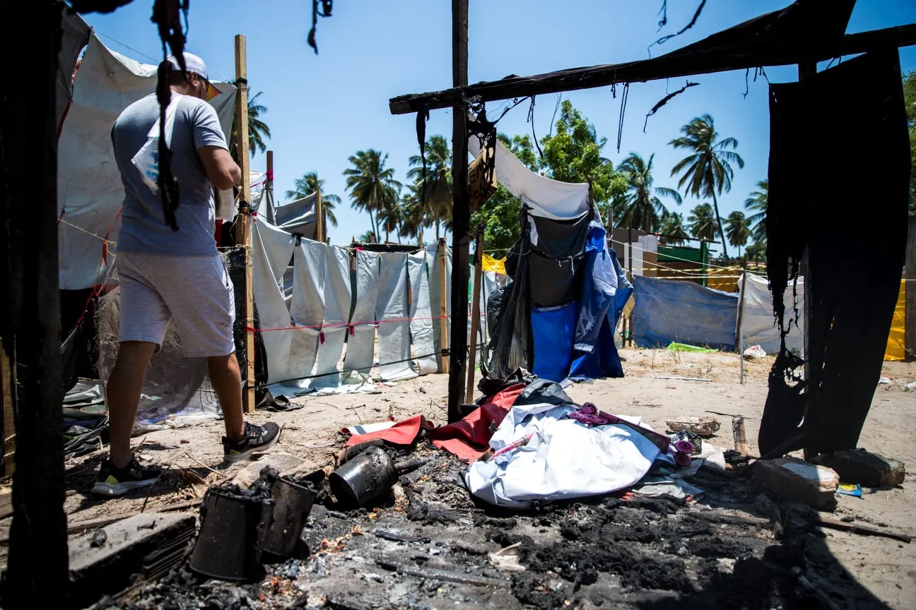 Moradores tiveram abrigos destruídos por homens encapuzados que chegaram ao terreno durante a madrugada de terça (10)