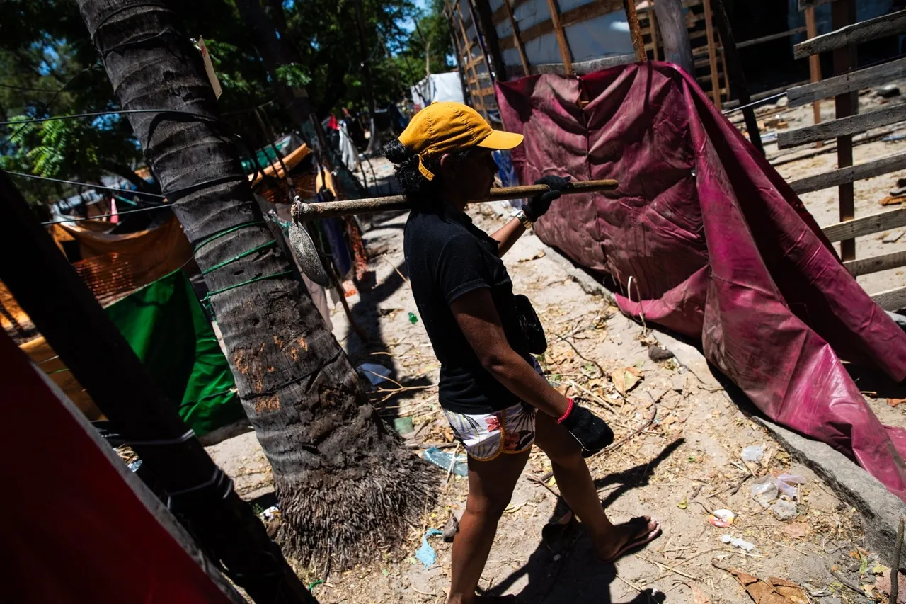 Reportagem presenciou a reconstrução dos barracos na ocupação