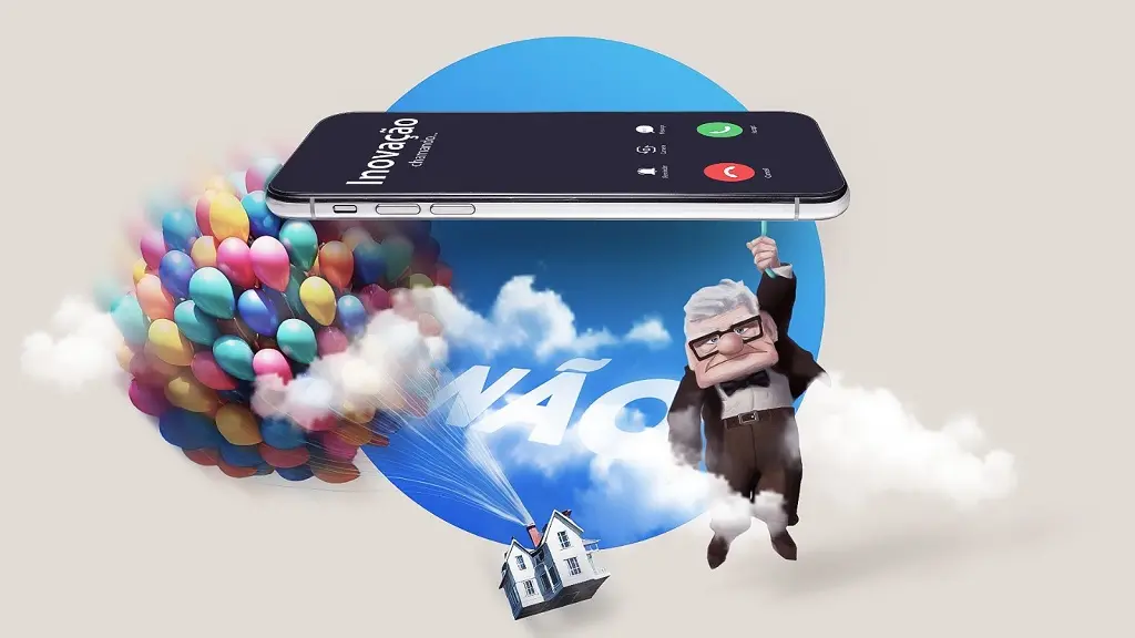 Imagem mostra o protagonista idoso de UP, Altas Aventuras, pendurado em um smartphone. Ao lado, uma casa é erguida por balões