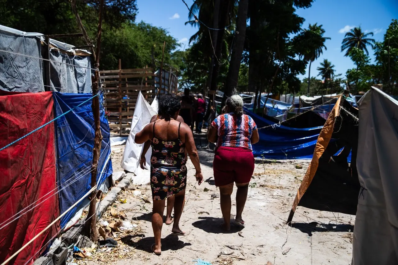 Imagem da notícia: Após retirada violenta, moradores voltam a ocupar terreno onde vendedora foi morta em Fortaleza