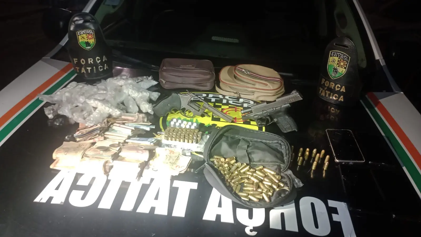 Imagem da notícia: Homem e mulher são presos no Castelão com duas armas e drogas