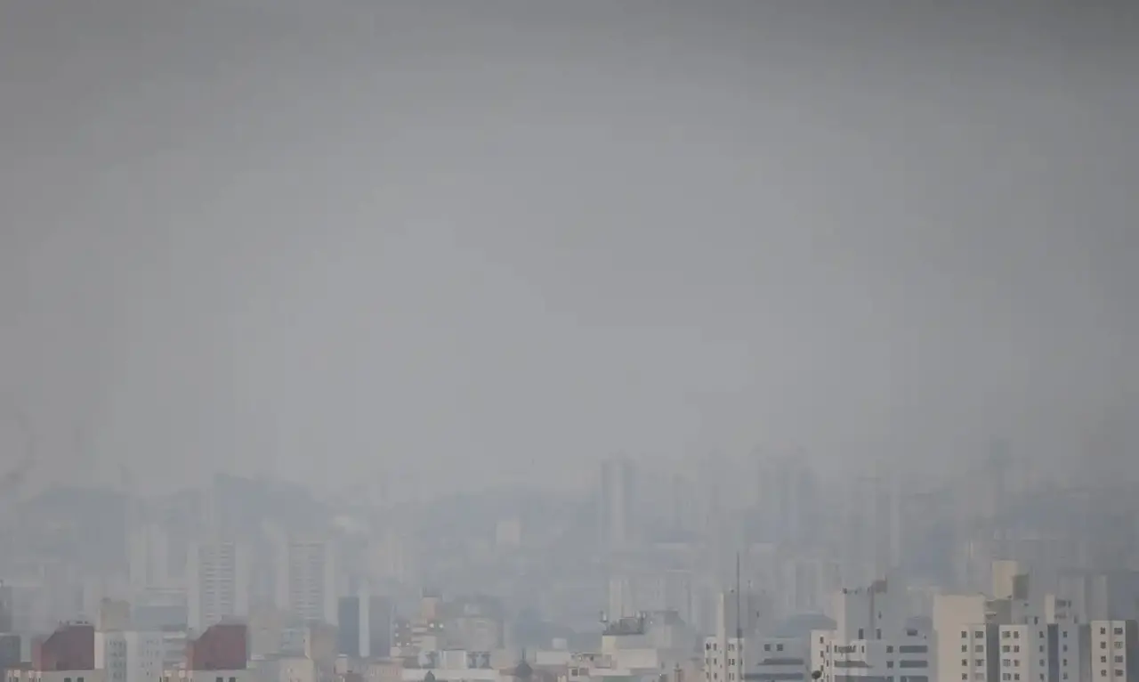 Imagem da notícia: Gás perigoso e sem cheiro está em nível altíssimo em parte do Brasil devido a queimadas; veja riscos