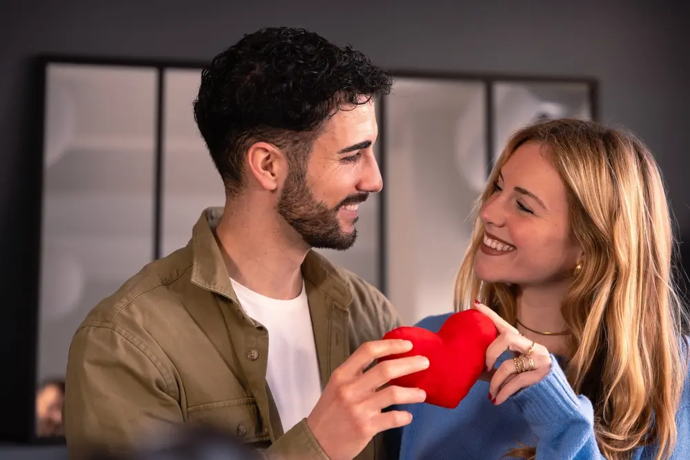 Imagem da notícia: O que é casal LAT? Entenda novo modelo de relacionamento que tem se popularizado na Europa
