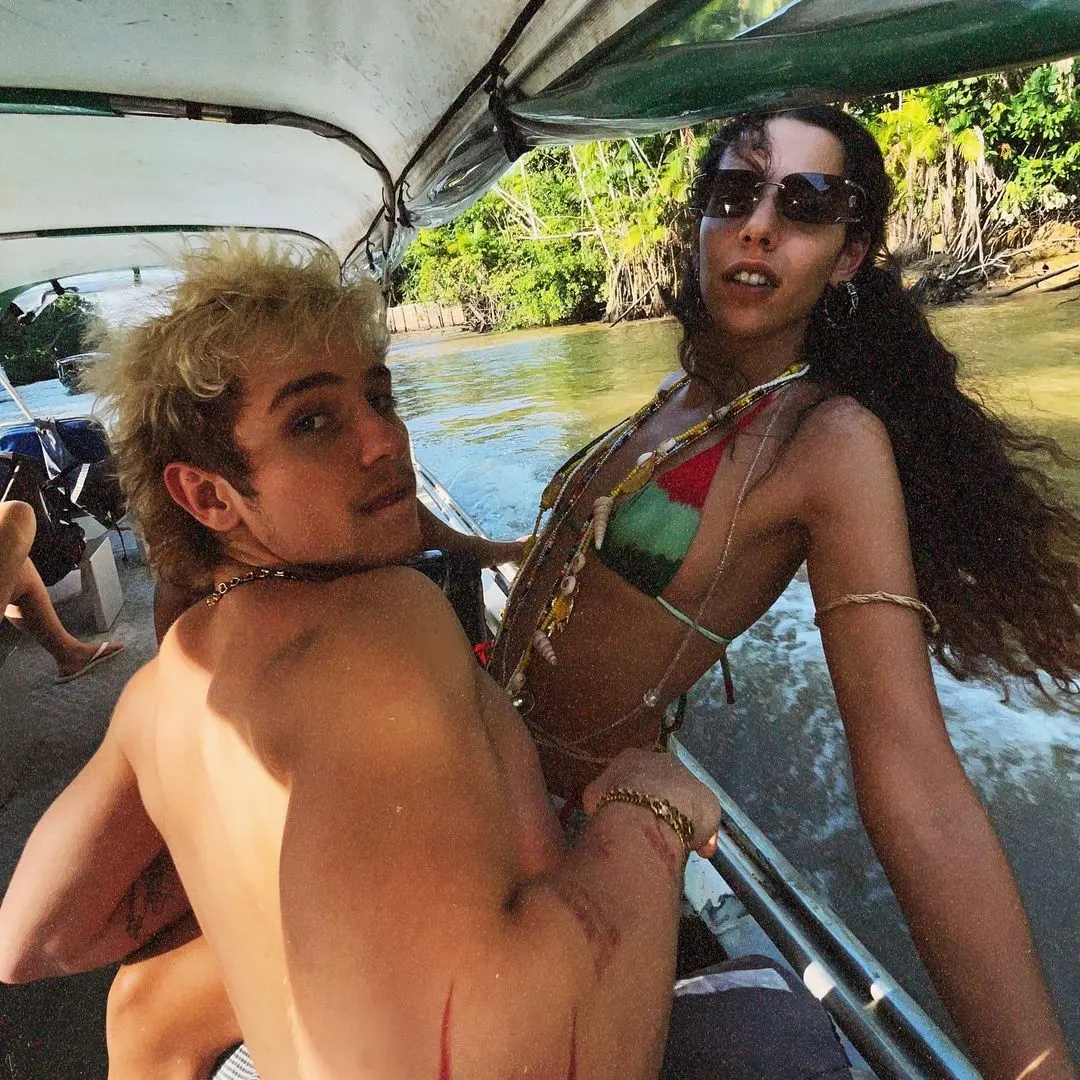 Imagem da notícia: Marina Sena joga água em mulher que perguntou pela ex de Juliano Floss em show; cantora se pronuncia