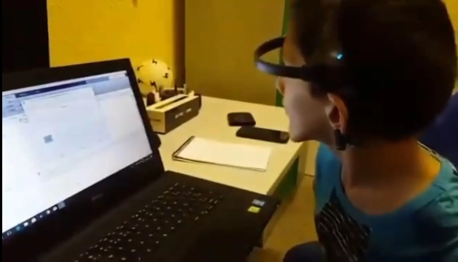 Imagem da notícia: Escrever com os olhos: cearense cria técnica que ajuda comunicação de pessoas com paralisia cerebral