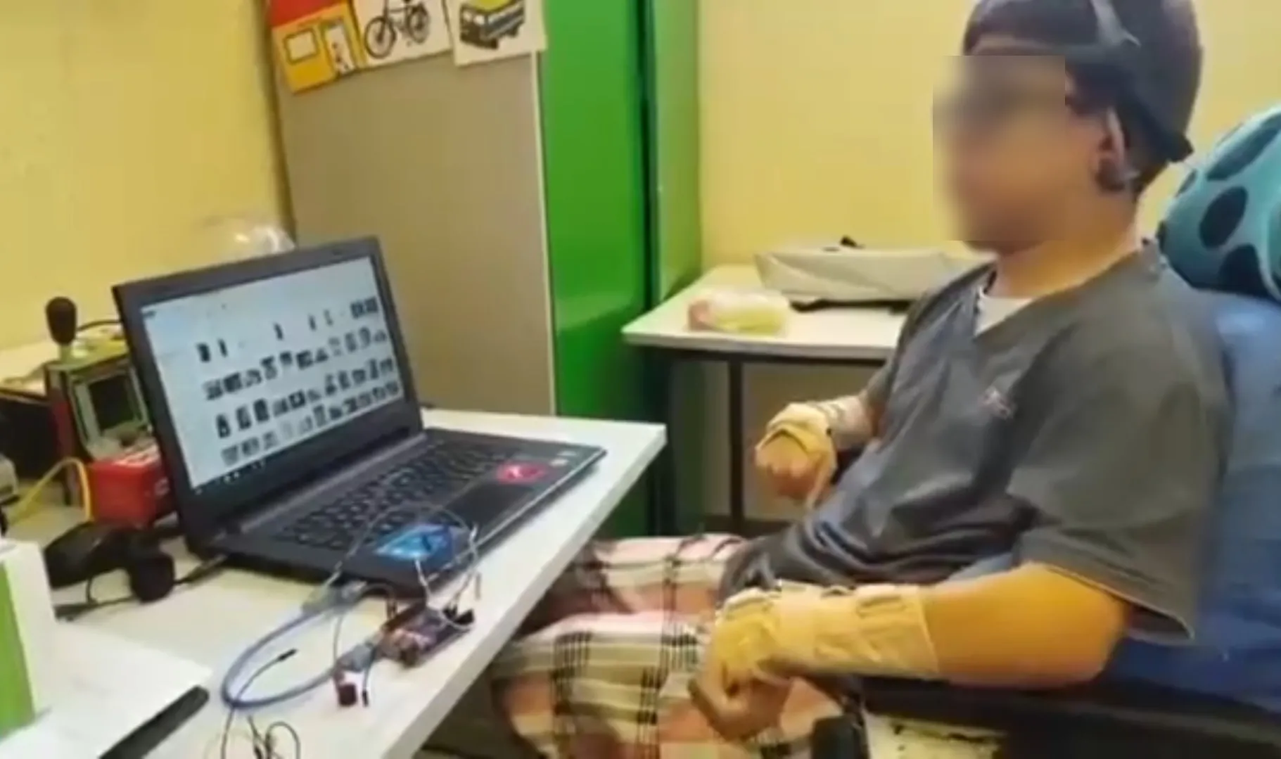 Por meio da leitura das pálpebras, sensores transmitem comandos ao computador