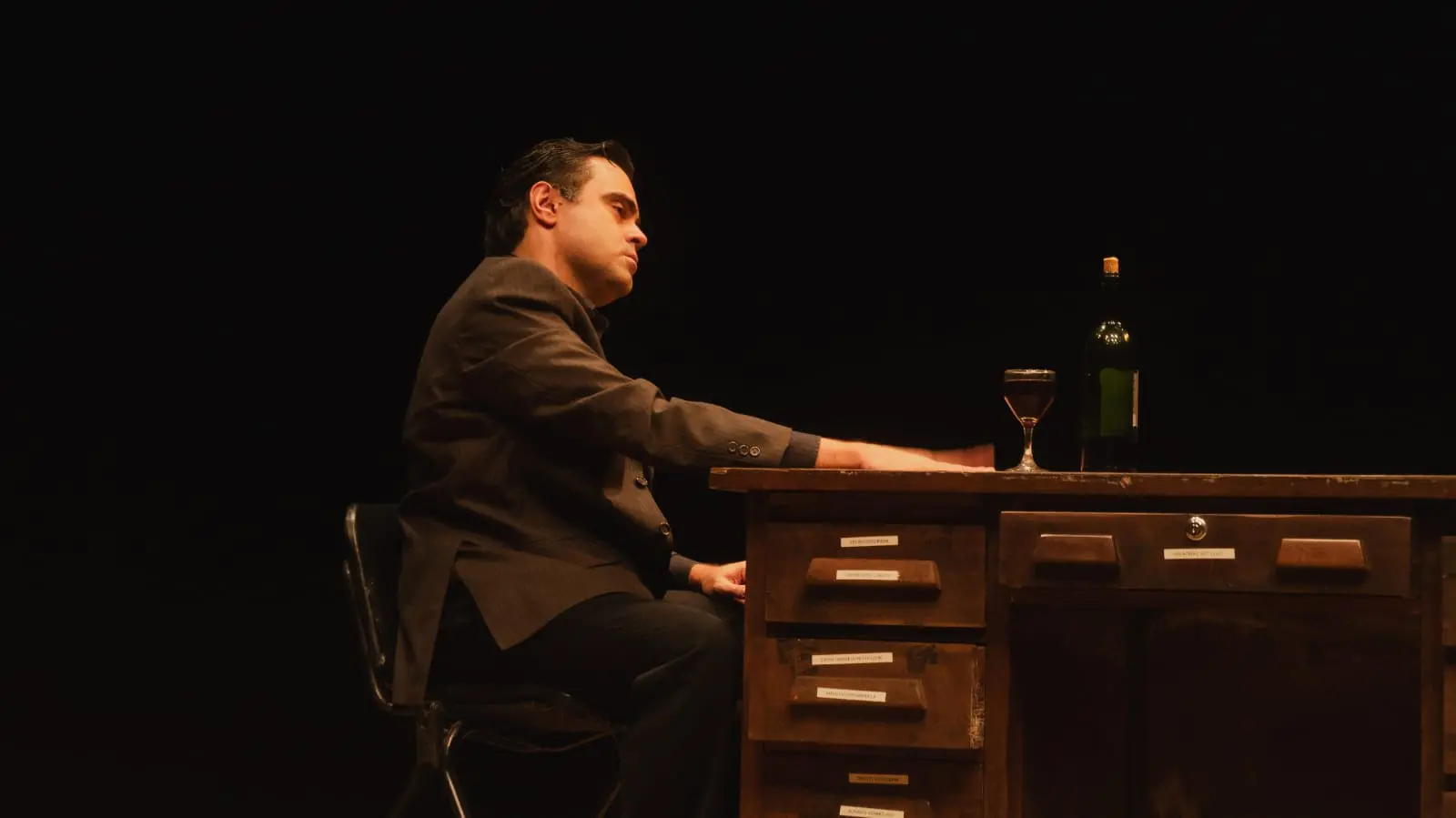 Imagem da notícia: Para além de ícone cult, Kafka é humanizado em espetáculo teatral baseado em suas cartas ao pai