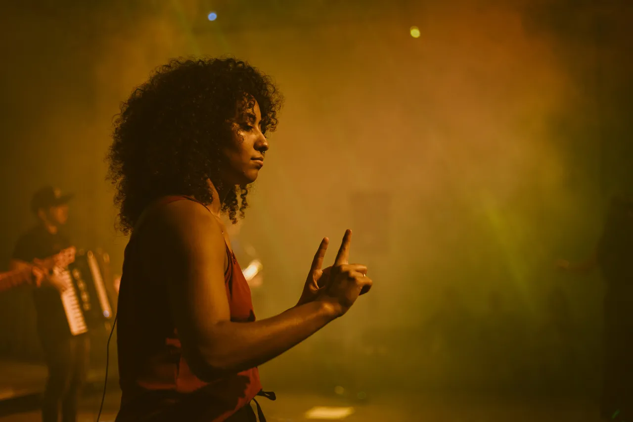 Ellen Costa, tradutora e intérprete de Libras, utiliza experiência artística nas interpretações