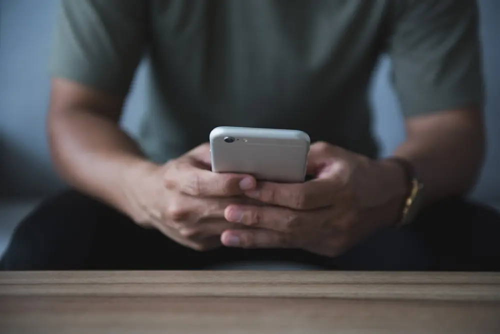 Imagem da notícia: Governo notifica fabricantes de celular por aplicativos de bets pré-instalados em aparelhos novos