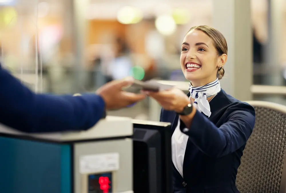 Mulher conferindo documentação de passageiro no aeroporto