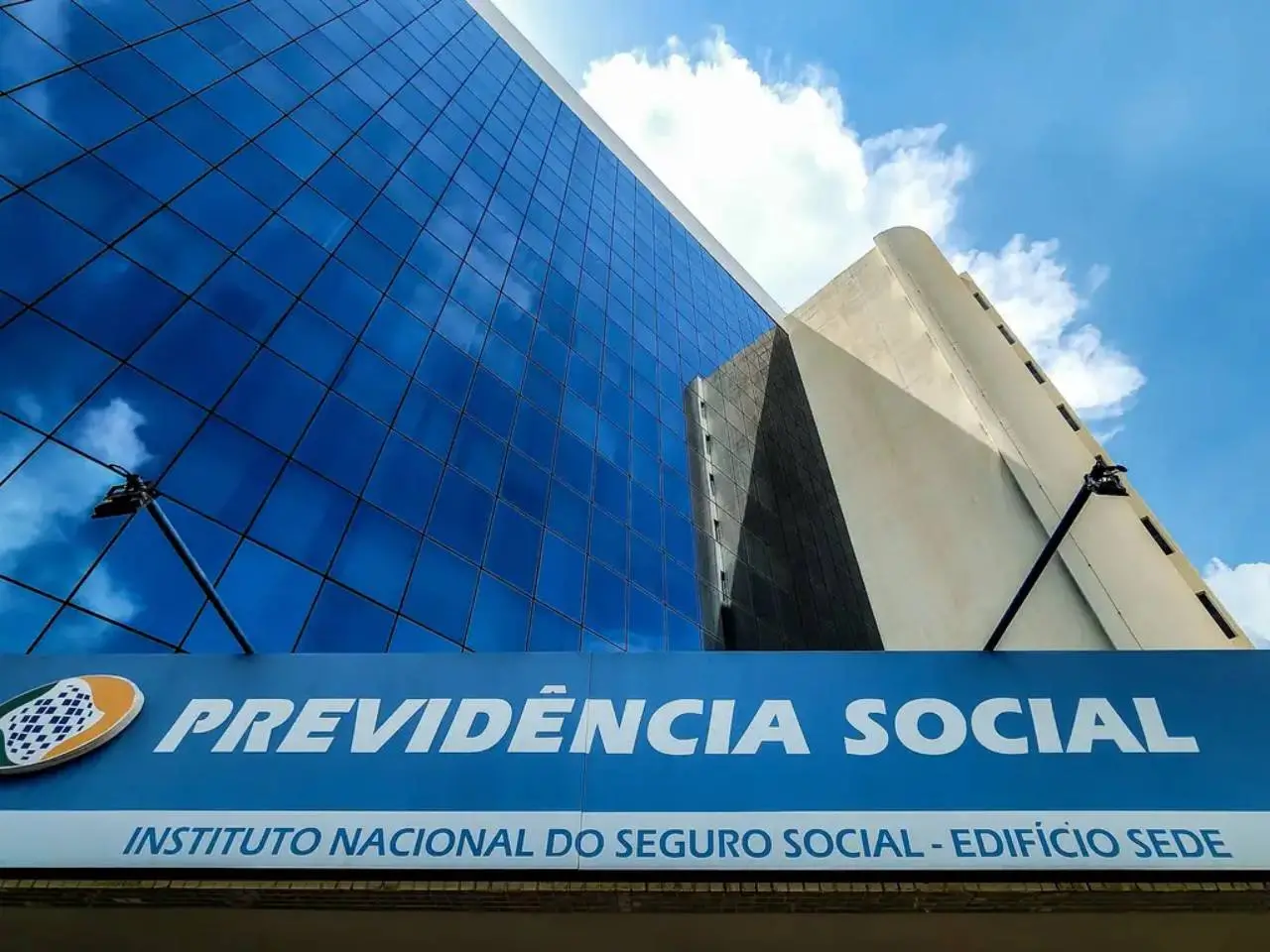 Prédio do Instituto Nacional do Seguro Social. Edifício sede do INSS. Fachada do INSS. Setor de autarquia sul