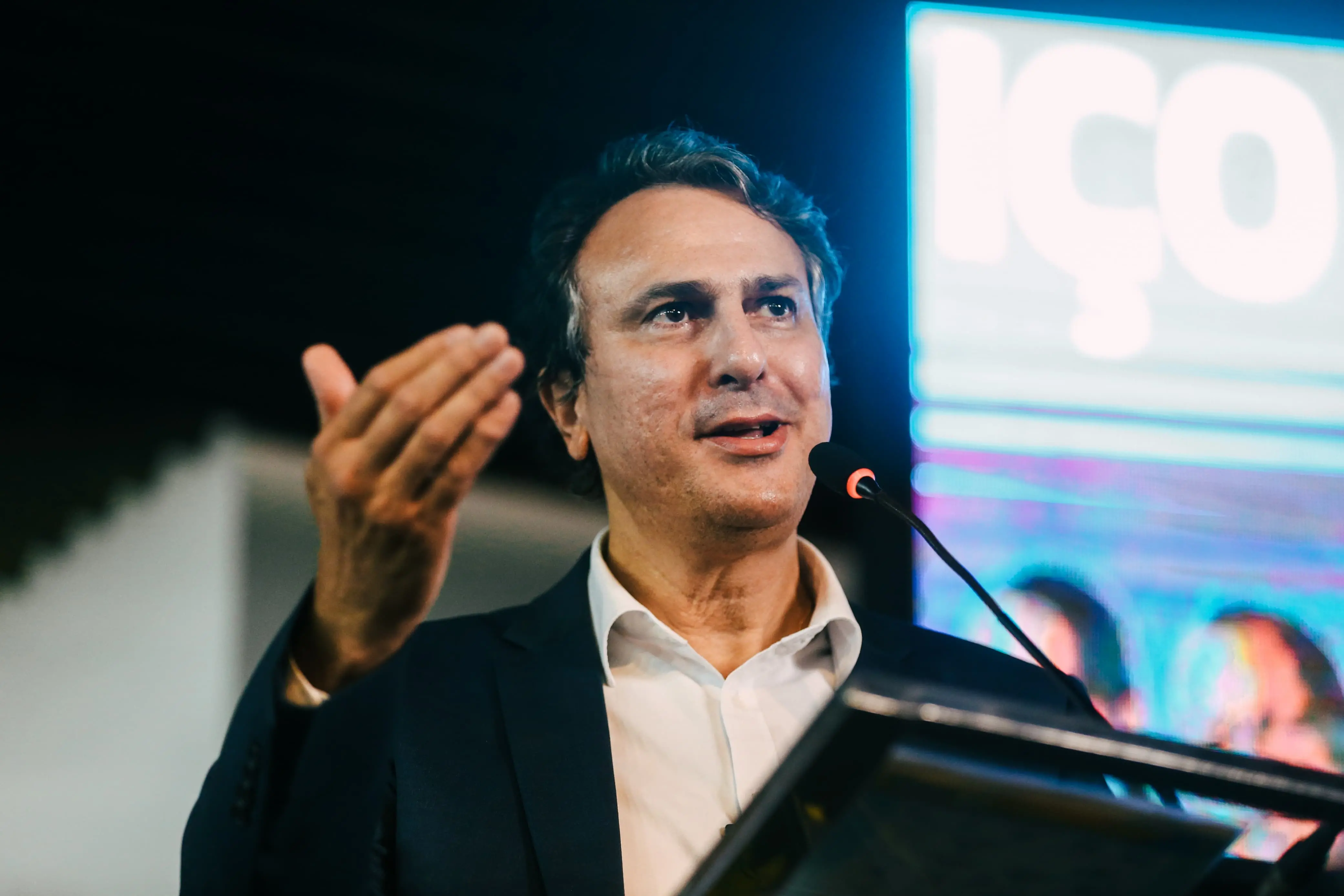 Imagem da notícia: MEC prepara medida para proibir uso de celular em salas de aula do Brasil, afirma Camilo Santana