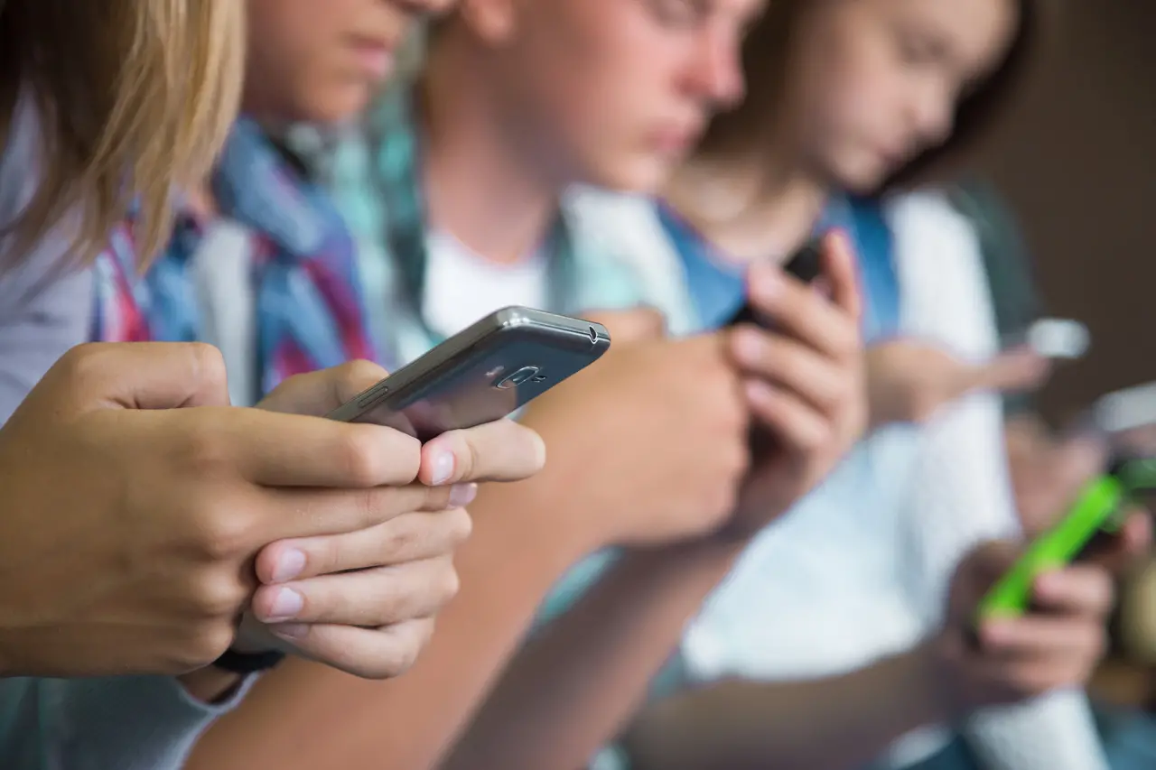 Imagem da notícia: Celular proibido nas escolas do Brasil? Especialistas contestam proposta do Ministério da Educação