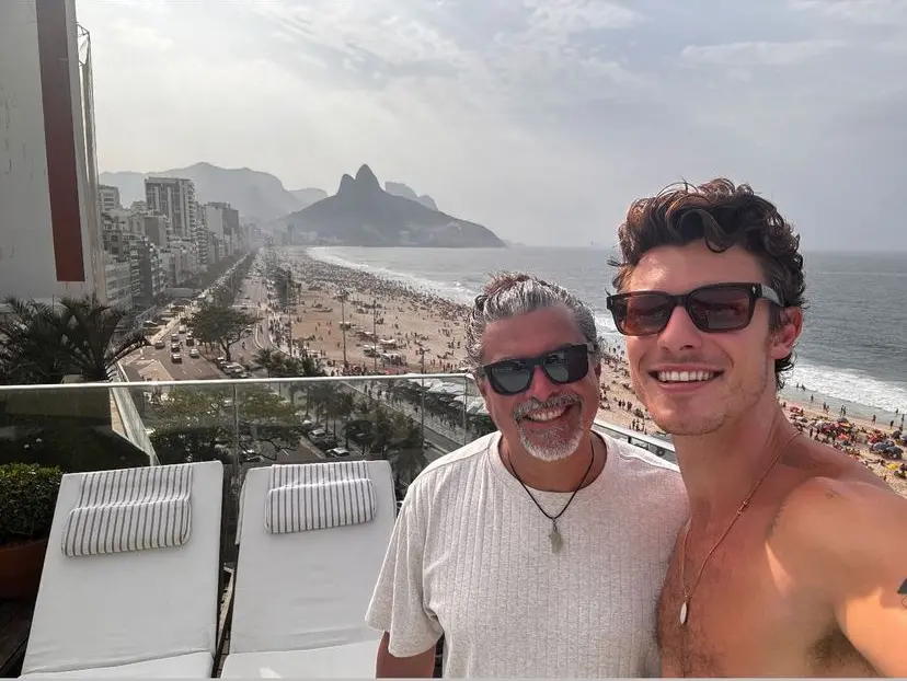 Imagem da notícia: Shawn Mendes posta foto com o pai em paisagem carioca antes do Rock in Rio: ‘Eu te amo, Brasil’
