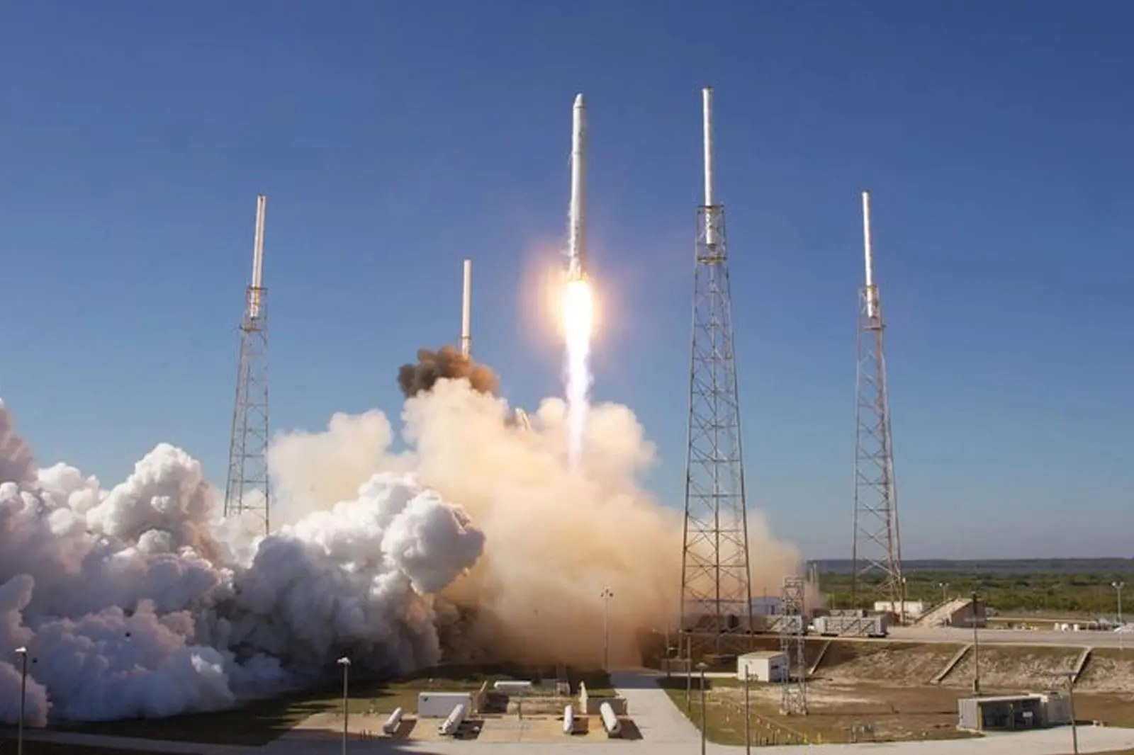 Imagem da notícia: Elon Musk revela que SpaceX  planeja lançar cerca de cinco naves sem tripulação para Marte