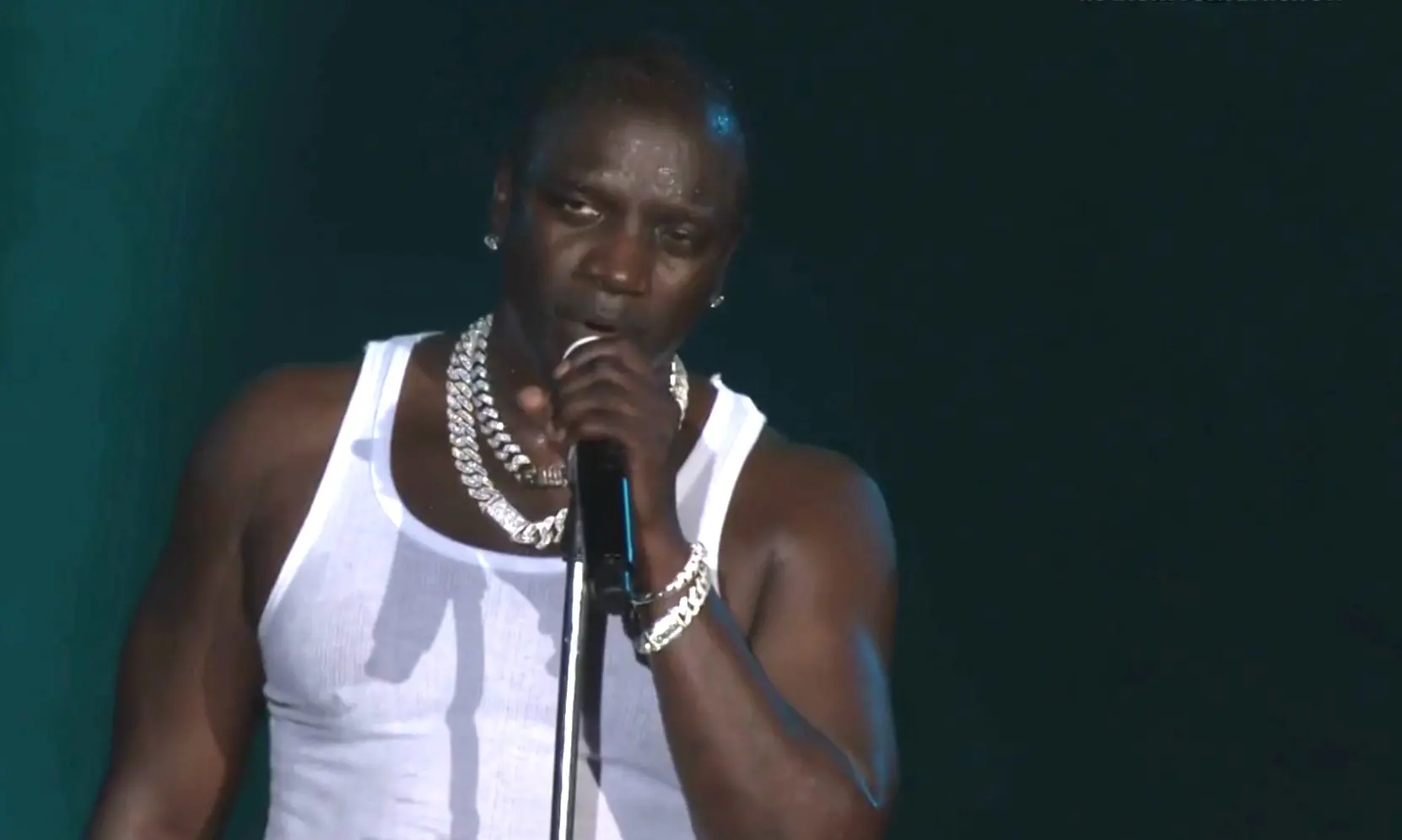 Imagem da notícia: No Rock in Rio, Akon erra nome de cidade e fura bolha inflável antes de interação com público 