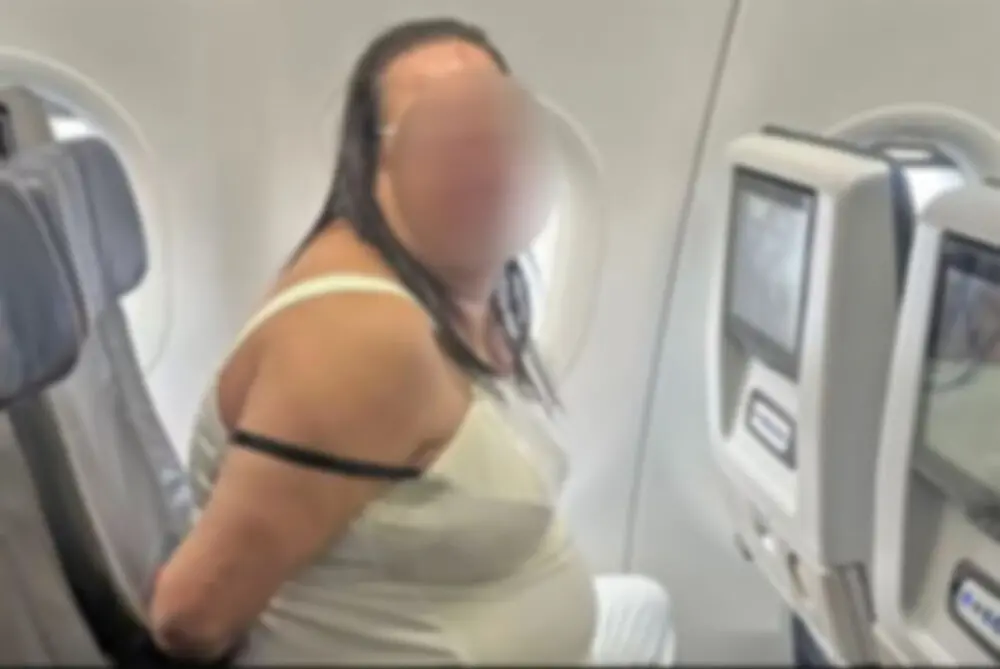 Imagem da notícia: Passageira é contida após cuspir e xingar comissários em voo de PE a SP
