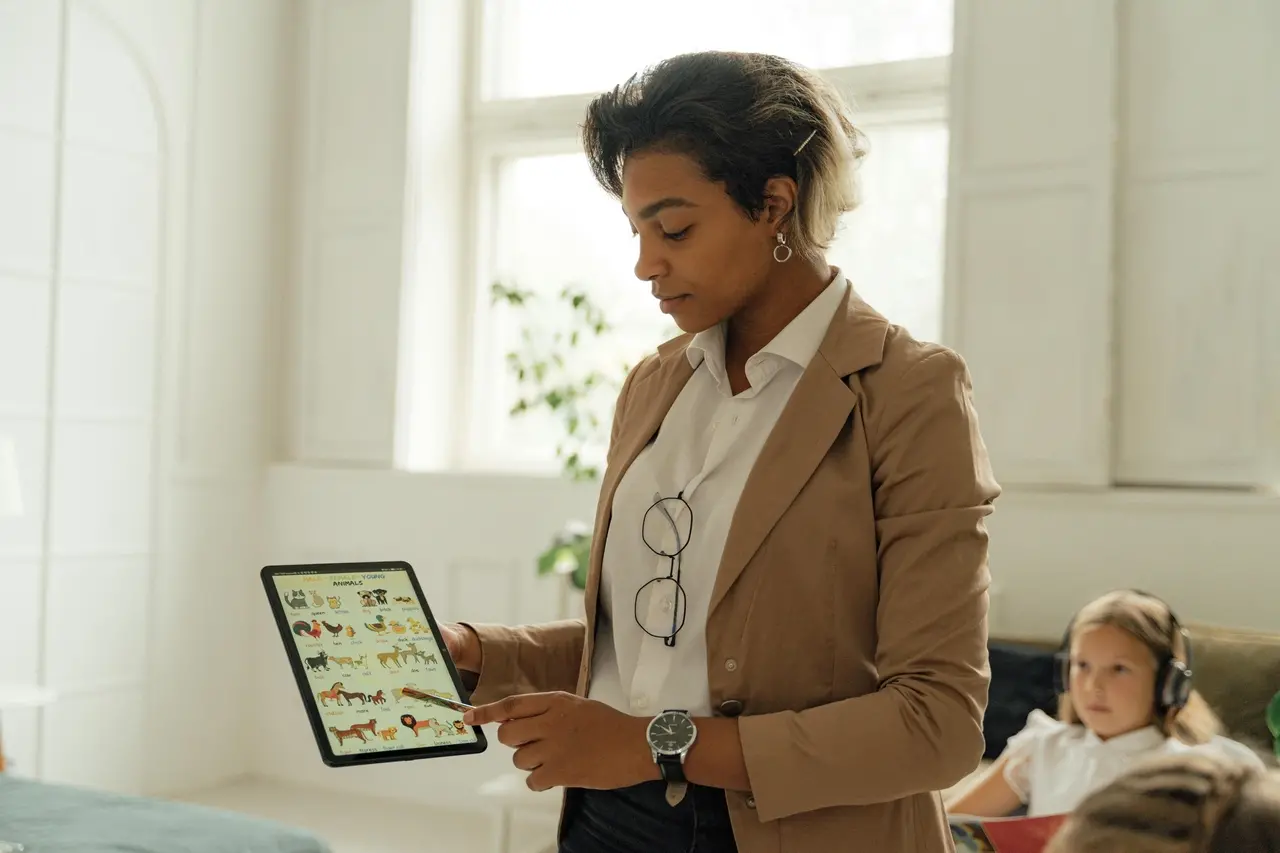 Mulher de de pé usando tablet