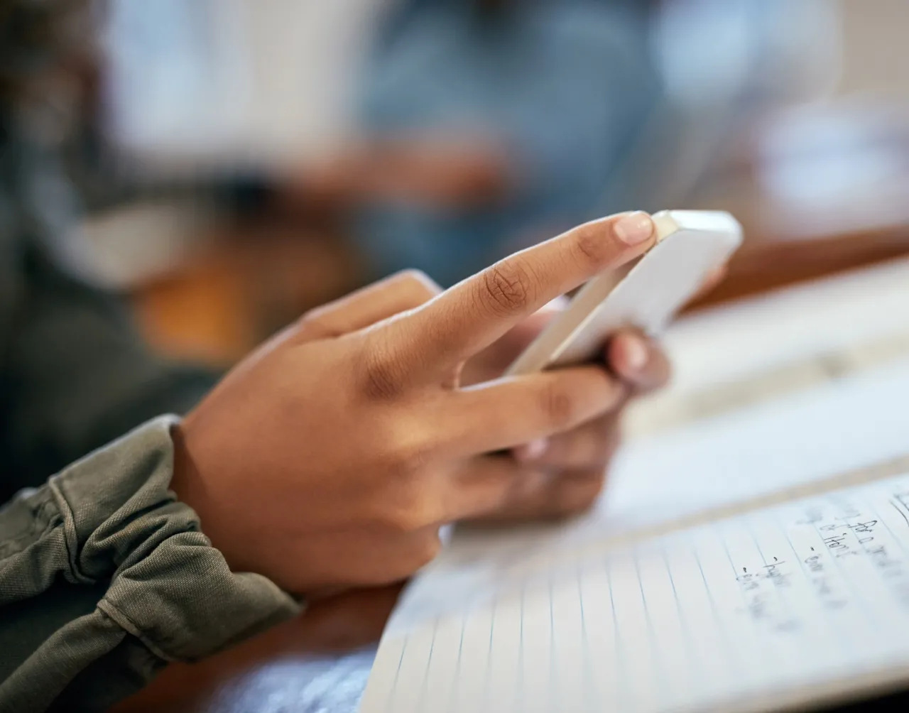 O Ministério da Educação (MEC) trabalha na criação de uma medida que deve ser anunciada até outubro na qual irá propor a proibição do uso de celulares nas salas de aula de escolas do Brasil