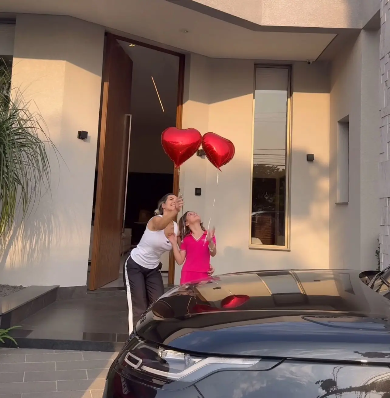 Imagem da notícia: Deolane se emociona ao reencontrar filha e publica vídeo na web: 'Minha pequena'