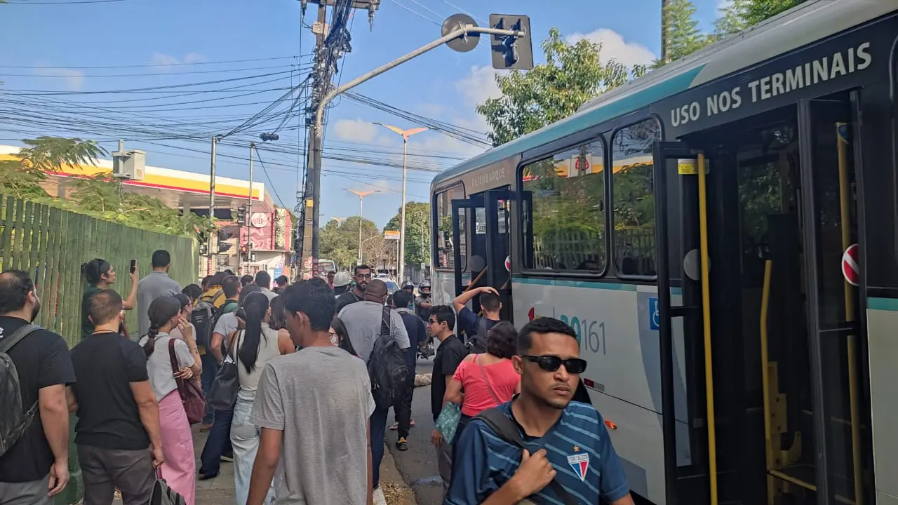 Imagem da notícia: Condutor de moto que levava jovem atropelado por ônibus se apresenta em delegacia