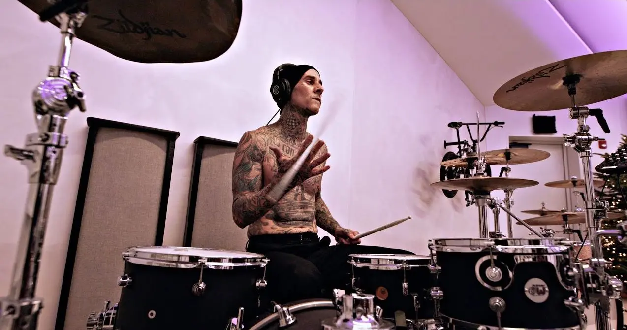 Imagem da notícia: Travis Barker, baterista do Blink-182, revela medo de voar após acidente aéreo da Voepass