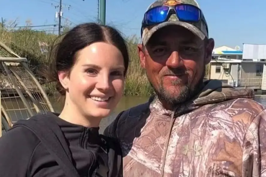 Imagem da notícia: Lana Del Rey se casa em cerimônia discreta com caçador de jacarés Jeremy Dufrene