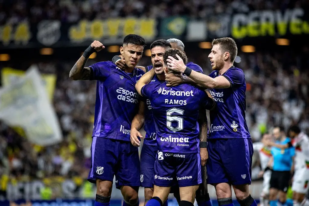 Jogadores do Ceará comemoram gol marcado contra o Brusque pela Série B