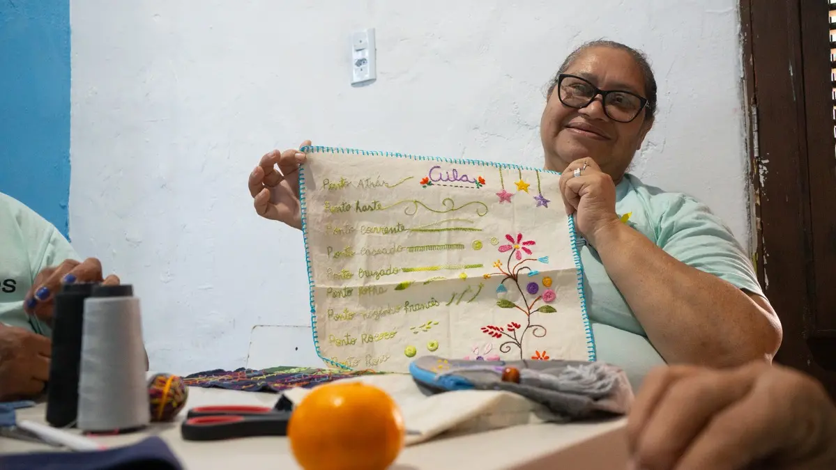 Imagem da notícia: Aos 55 anos, artesã do Serviluz descobre no bordado uma nova fonte de renda e esperança
