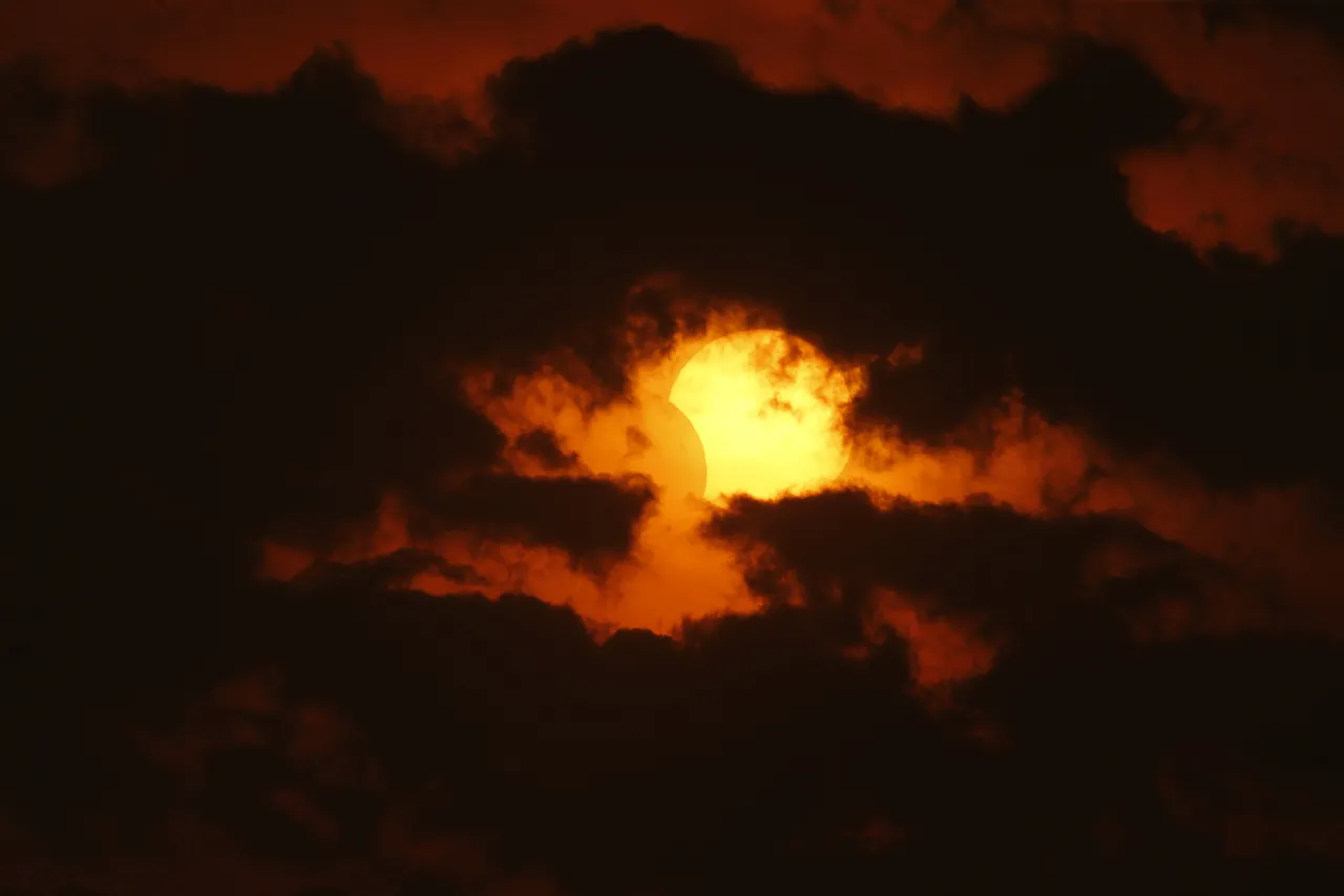 Eclipse parcial do Sol visto desde a Praça do Pôr do Sol, em São Paulo capital